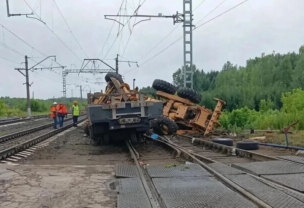 Поезд снёс грузовой автомобиль на переезде под Нижним Новгородом: видео с камеры наблюдения