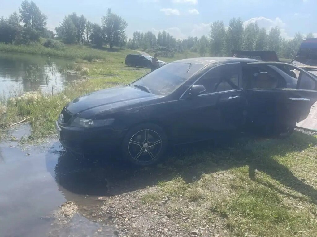 «Уснула в машине»: в Красноярском крае автомобиль со спящей внутри девушкой утонул в озере