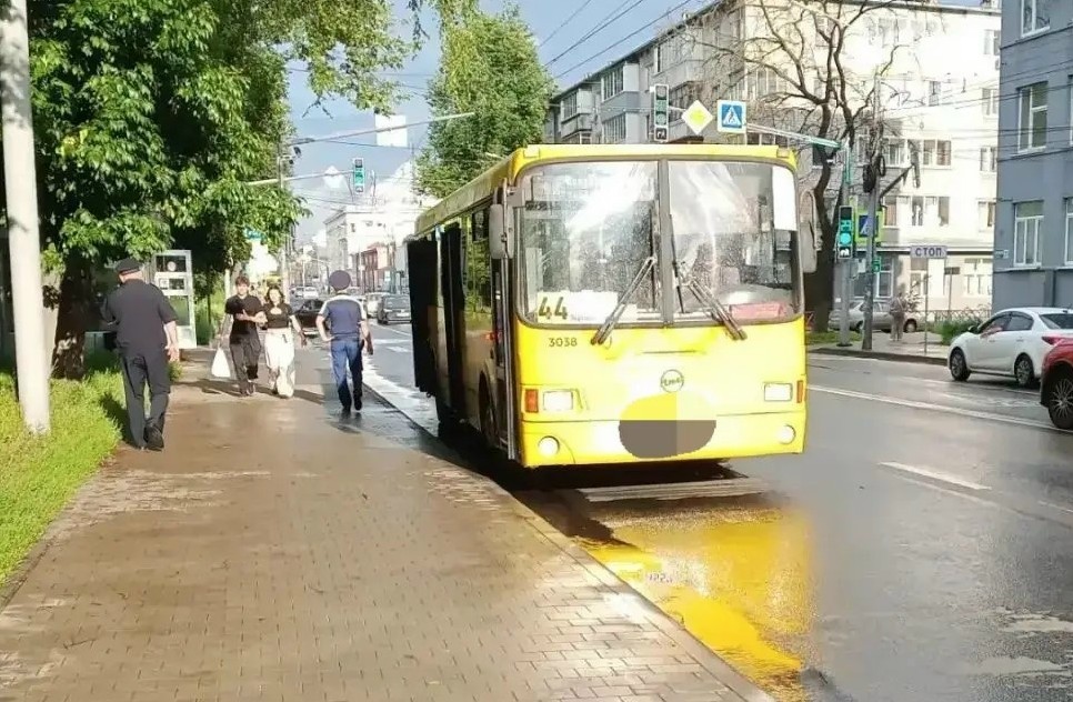 26-летняя девушка попала под колеса автобуса в Ярославле