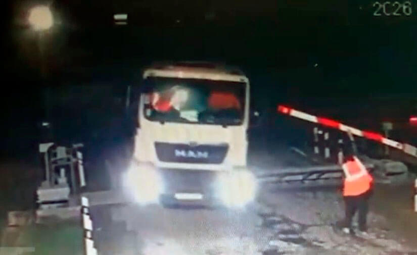 Поезд снёс грузовой автомобиль на переезде под Нижним Новгородом: видео с камеры наблюдения