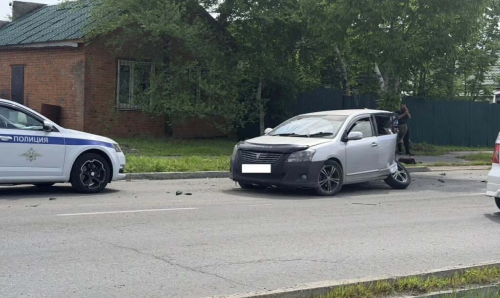 В Хабаровске Infiniti протаранил «Тойоту» и врезался в забор