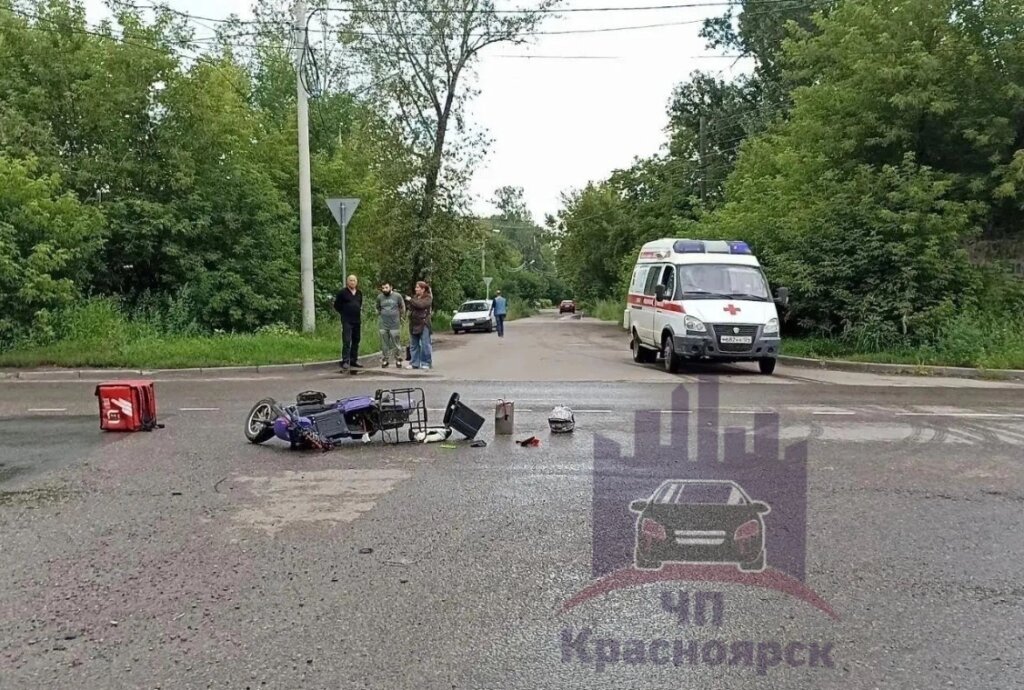 В Красноярске доставщик еды на электровелосипеде не уступил дорогу автобусу