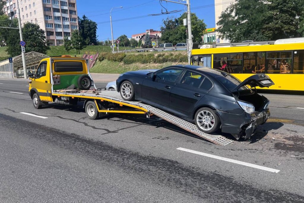 «Помог» погрузиться на эвакуатор: курьезное ДТП произошло в Минске