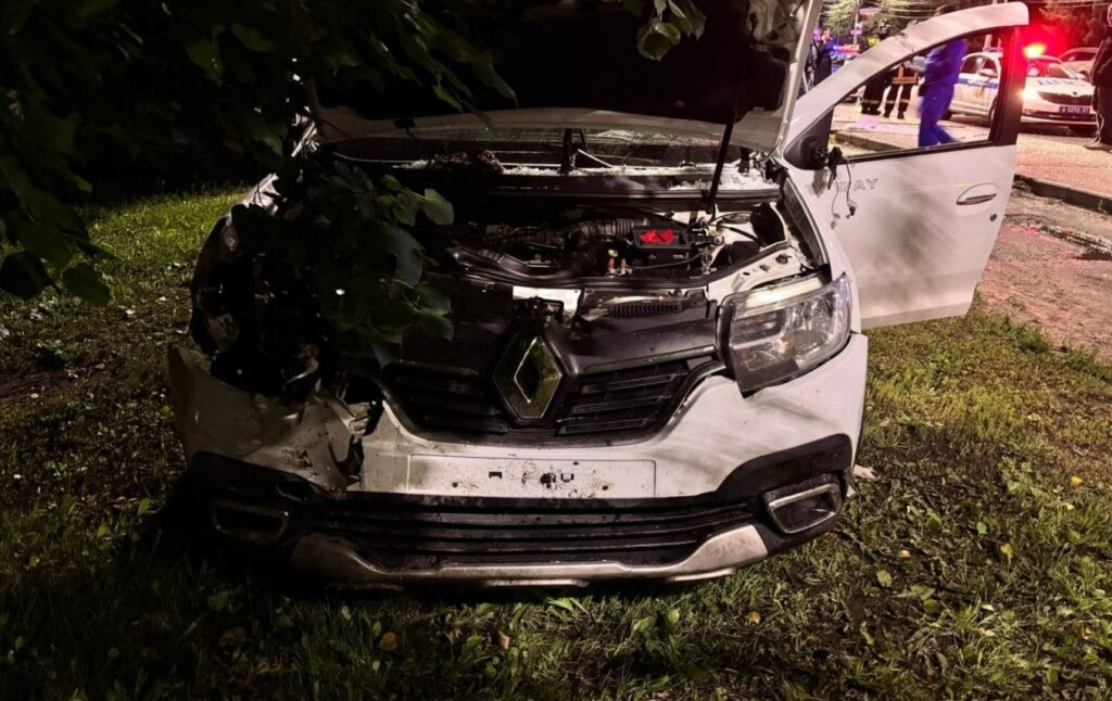 Уснул за рулем? В Чебоксарах автомобиль въехал в остановку с людьми