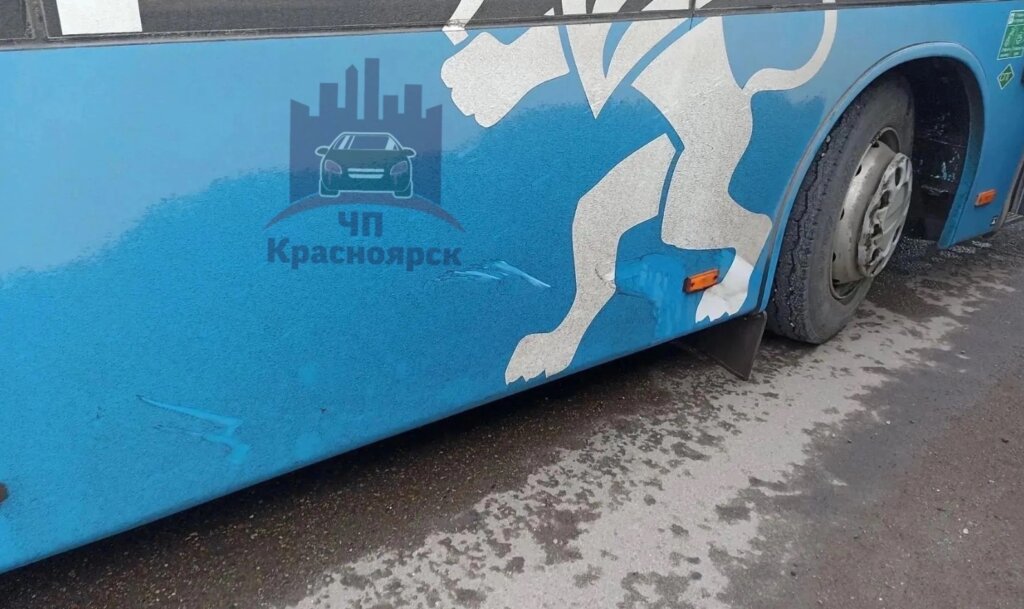 В Красноярске доставщик еды на электровелосипеде не уступил дорогу автобусу