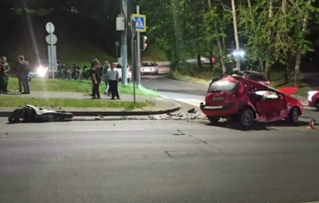 В Нижнем Новгороде мотоцикл на полном ходу въехал в автомобиль