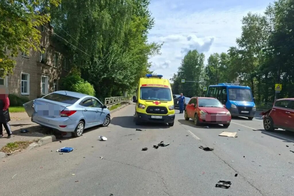 Видеорегистратор запечатлел момент массового ДТП в Твери