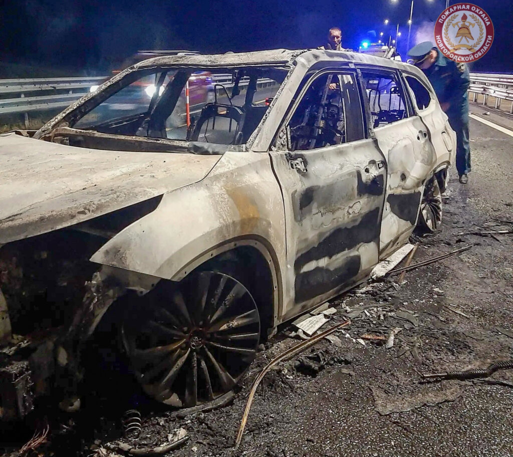 Автомобиль Toyota Highlander врезался в ограждение и загорелся на трассе М-11: погибли дети