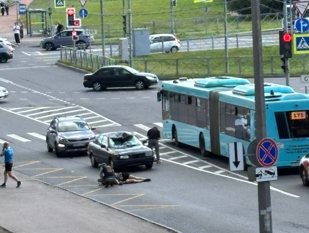 Автомобиль сбил велосипедиста на Планерной в Санкт-Петербурге