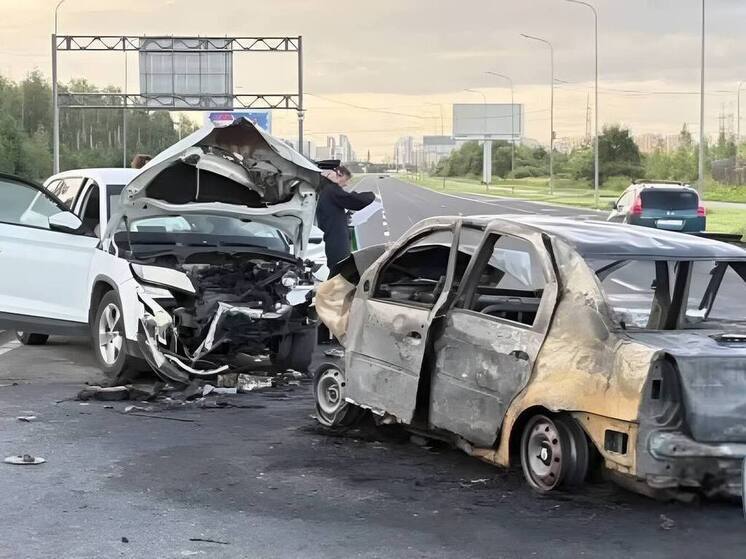 Škoda и Renault лоб в лоб столкнулись на Комендантском проспекте в Петербурге