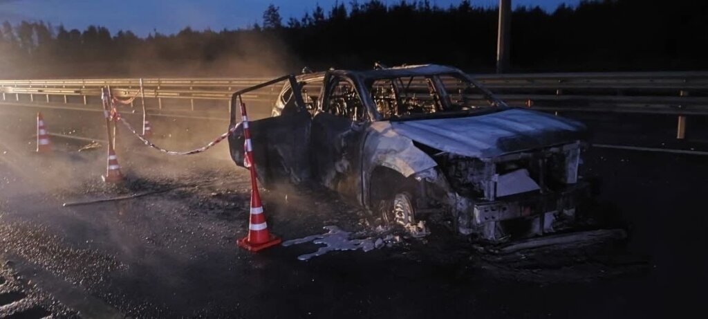 Автомобиль Toyota Highlander врезался в ограждение и загорелся на трассе М-11: погибли дети