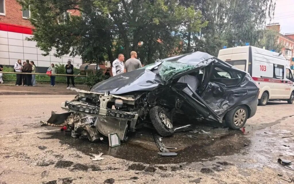 Lada Iskra и Audi столкнулись на перекрестке в Сарапуле: водитель «Лады» погиб