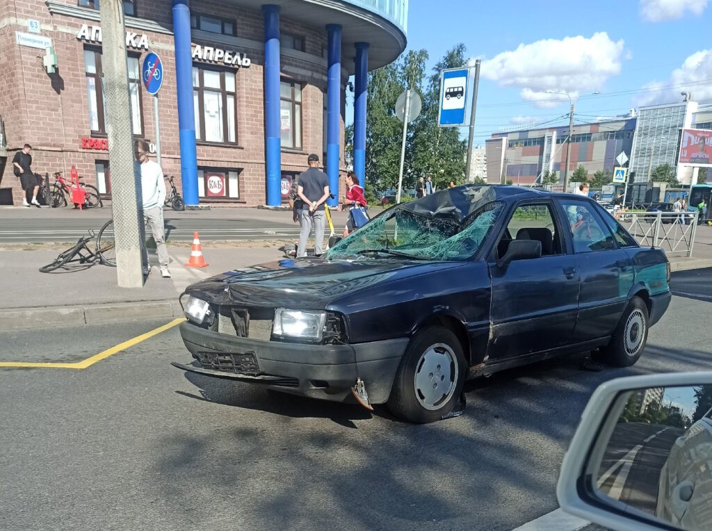 Автомобиль сбил велосипедиста на Планерной в Санкт-Петербурге