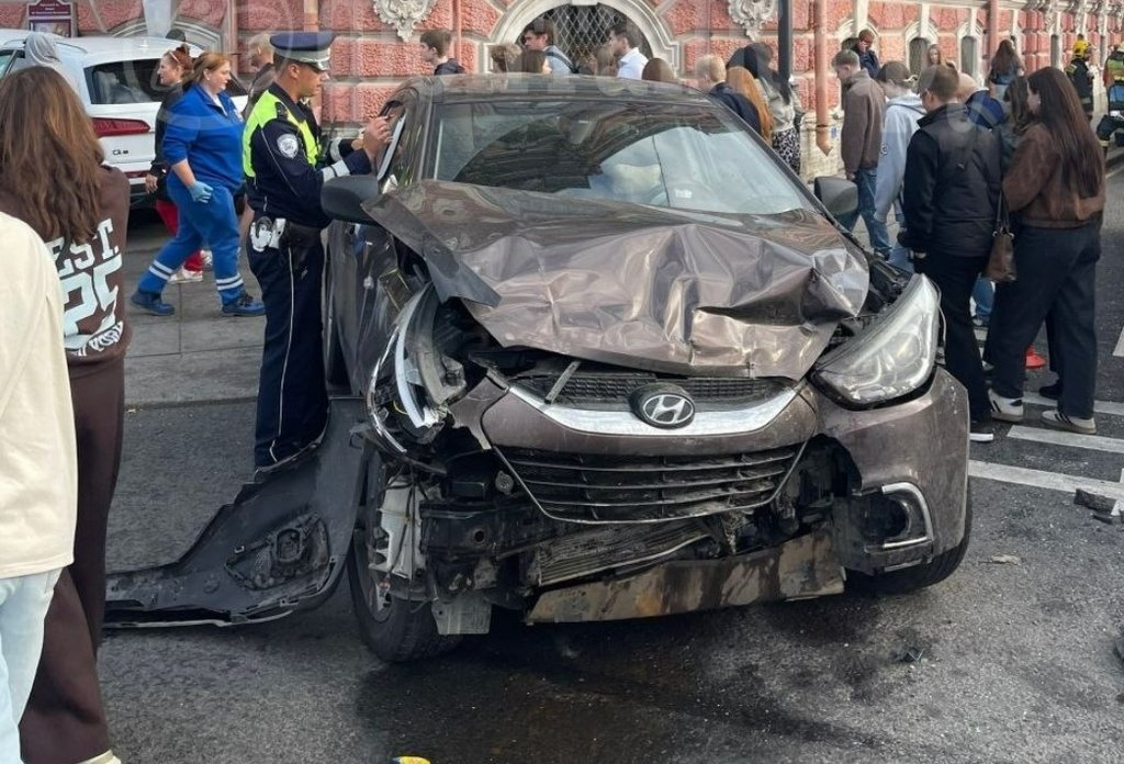 Автомобиль сбил пешеходов в результате ДТП на Невском проспекте в Санкт-Петербурге