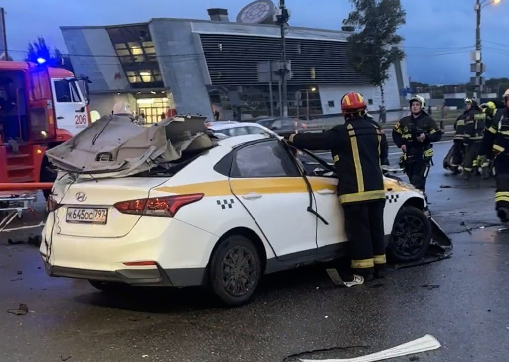 Автомобиль въехал в такси на Боровском шоссе в Новой Москве: погибли два человека
