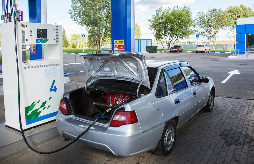 Бензин или газ? Чем выгоднее заправлять автомобиль в 2026 году?