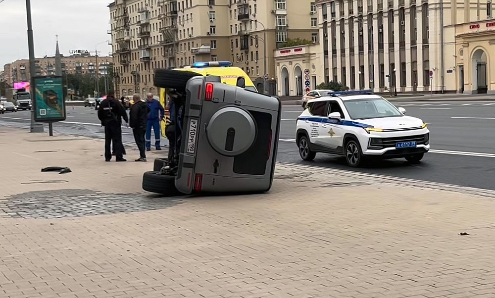 «Гелендваген» опрокинулся и вылетел на тротуар в результате ДТП на Кутузовском проспекте в Москве