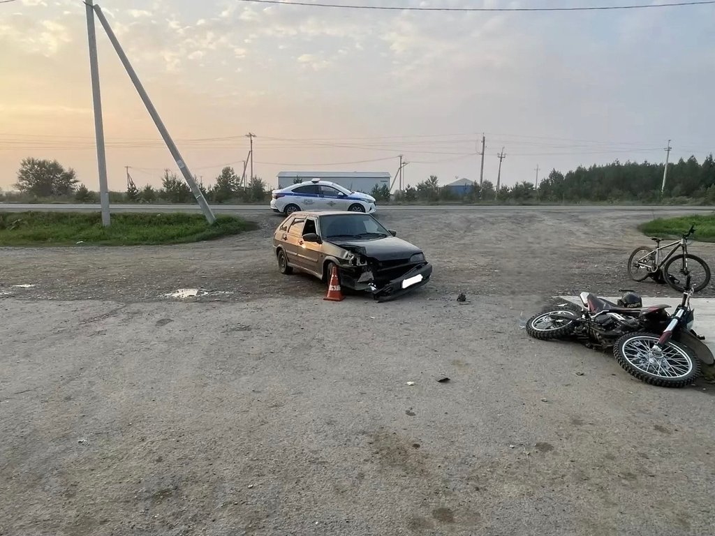 Опасная поездка: двое подростков пострадали в ДТП с участием мотоцикла и автомобиля в Абакане