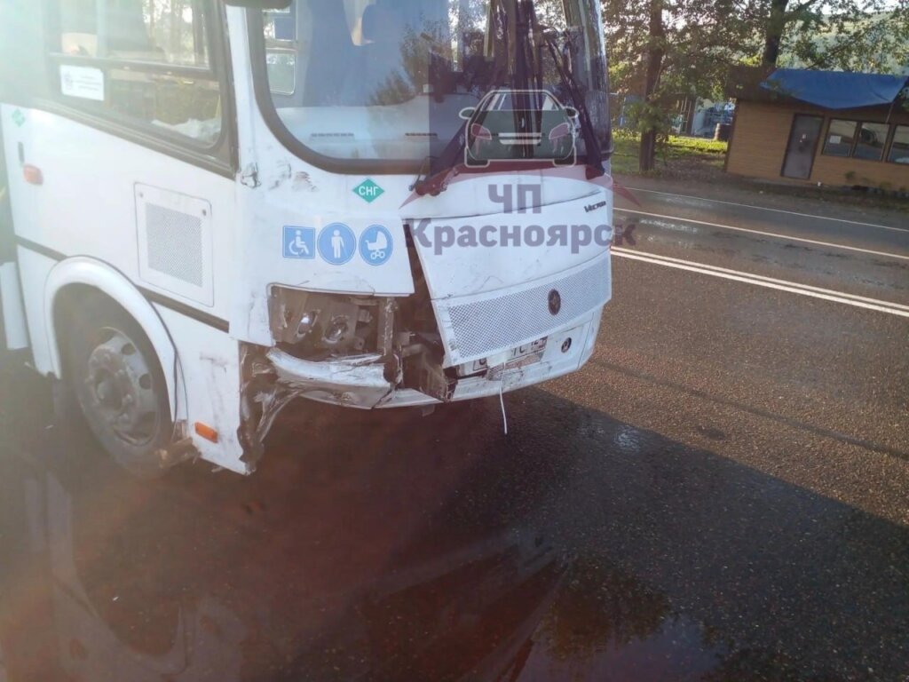 «Резко повернул направо с левой полосы»: автобус и легковой автомобиль столкнулись в Красноярске