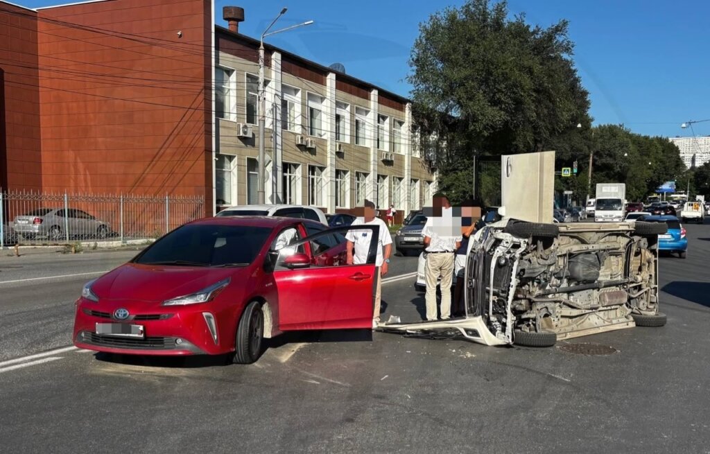 «Хонда» опрокинулась в результате ДТП на перекрестке во Владивостоке