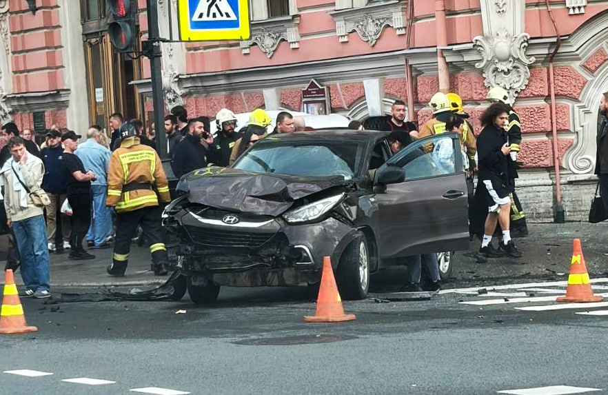 Автомобиль сбил пешеходов в результате ДТП на Невском проспекте в Санкт-Петербурге