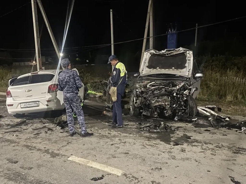Последние секунды жизни: Chevrolet и Mitsubishi лоб в лоб столкнулись в Оренбургской области