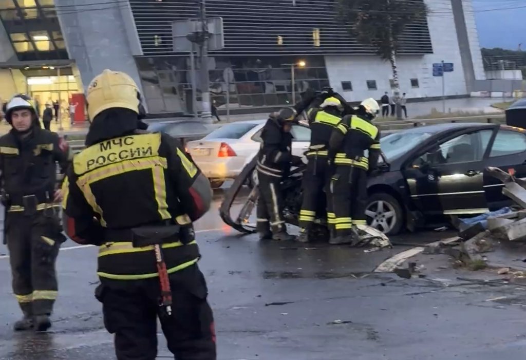 Автомобиль въехал в такси на Боровском шоссе в Новой Москве: погибли два человека