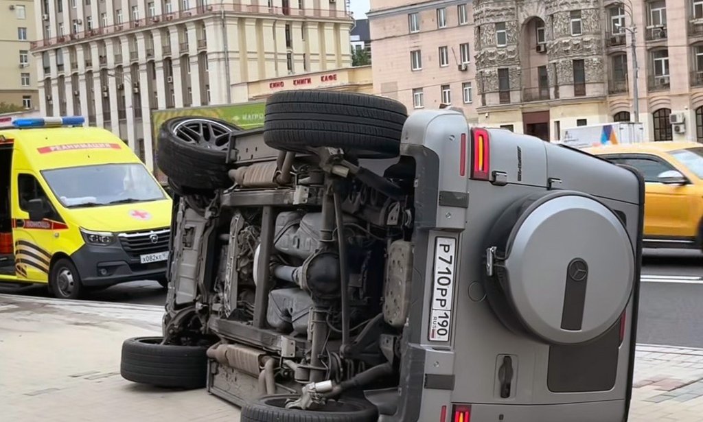 «Гелендваген» опрокинулся и вылетел на тротуар в результате ДТП на Кутузовском проспекте в Москве