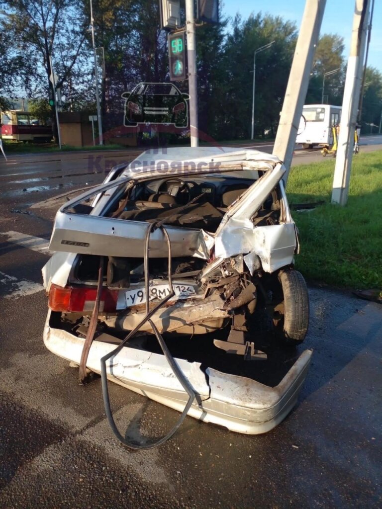 «Резко повернул направо с левой полосы»: автобус и легковой автомобиль столкнулись в Красноярске