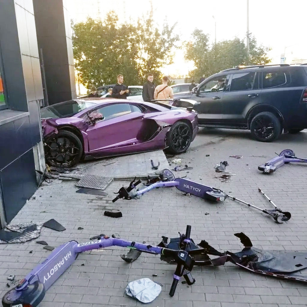 Камера запечатлела момент ДТП с участием Lamborghini в Екатеринбурге