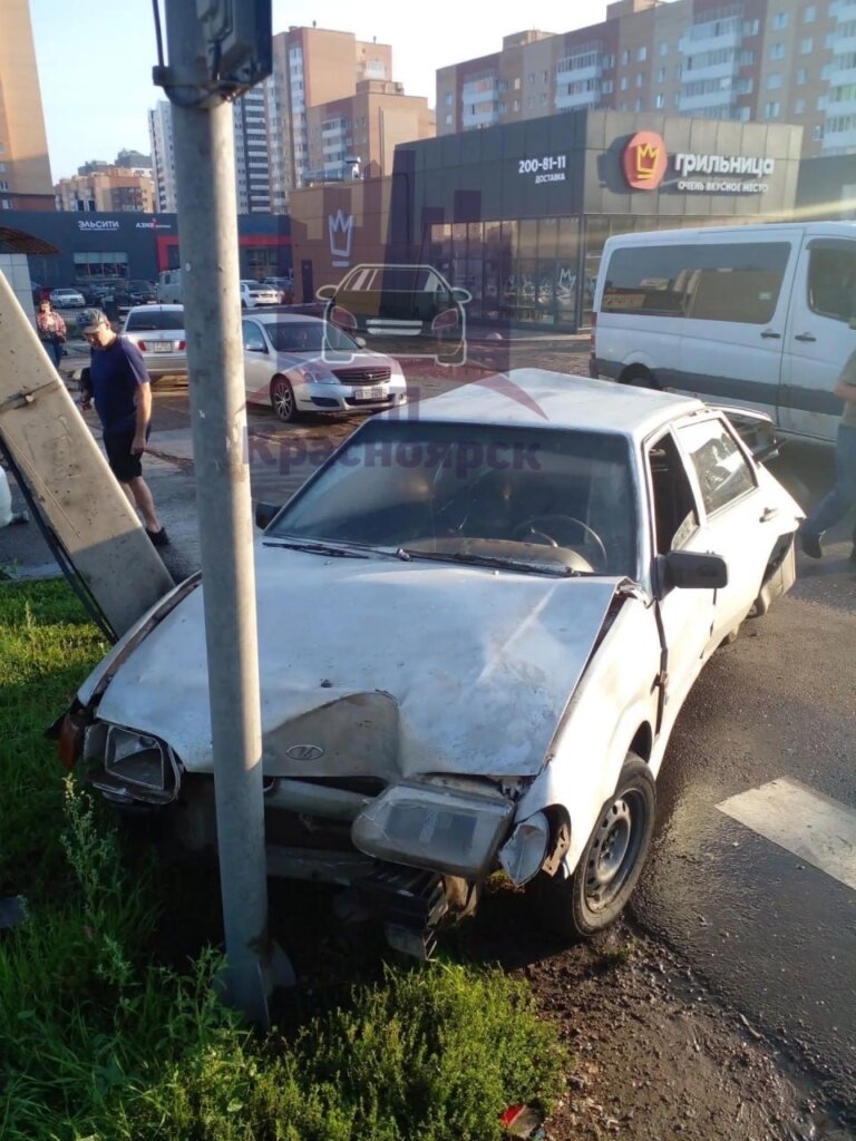 «Резко повернул направо с левой полосы»: автобус и легковой автомобиль столкнулись в Красноярске