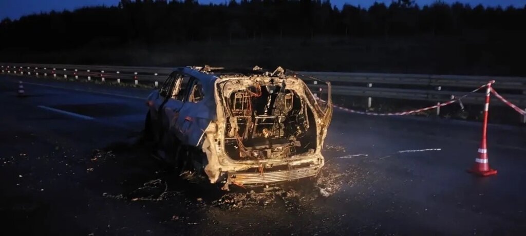 Автомобиль Toyota Highlander врезался в ограждение и загорелся на трассе М-11: погибли дети
