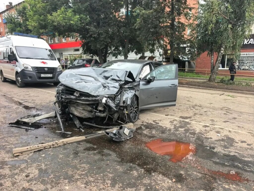 Lada Iskra и Audi столкнулись на перекрестке в Сарапуле: водитель «Лады» погиб