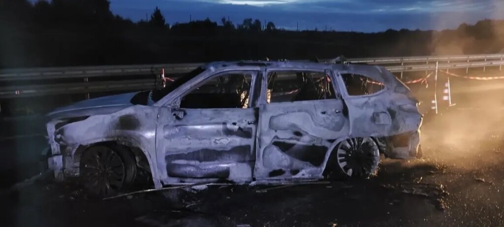 Автомобиль Toyota Highlander врезался в ограждение и загорелся на трассе М-11: погибли дети