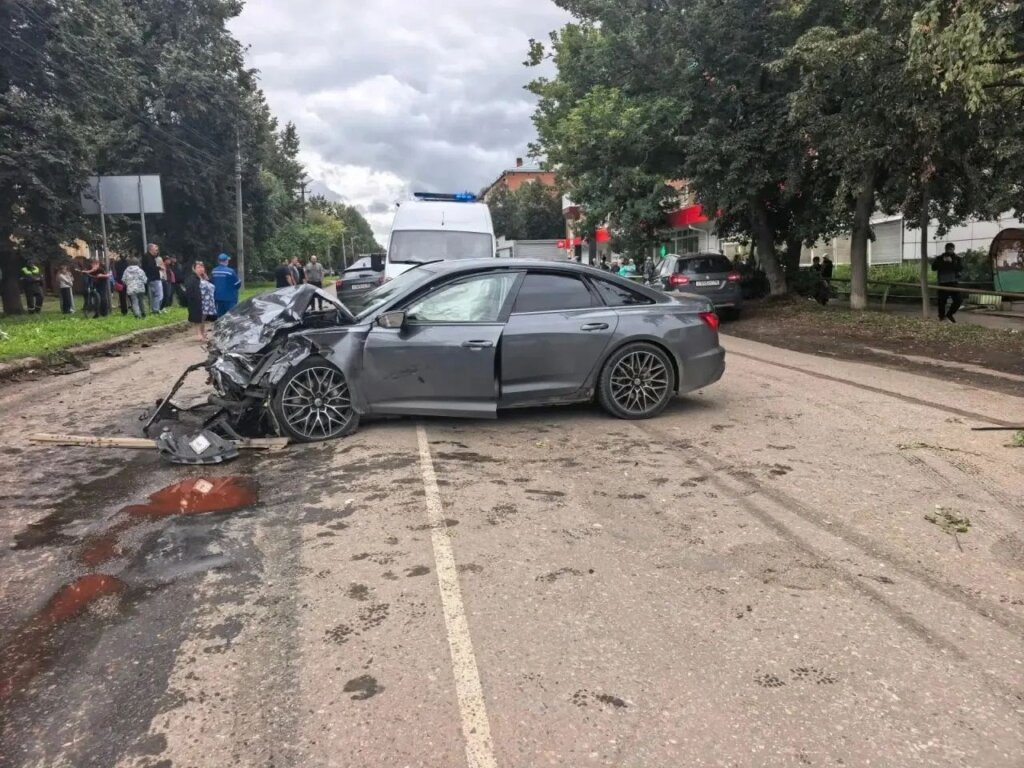 Lada Iskra и Audi столкнулись на перекрестке в Сарапуле: водитель «Лады» погиб