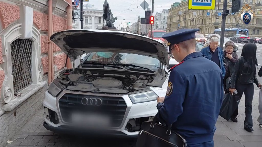 Автомобиль сбил пешеходов в результате ДТП на Невском проспекте в Санкт-Петербурге