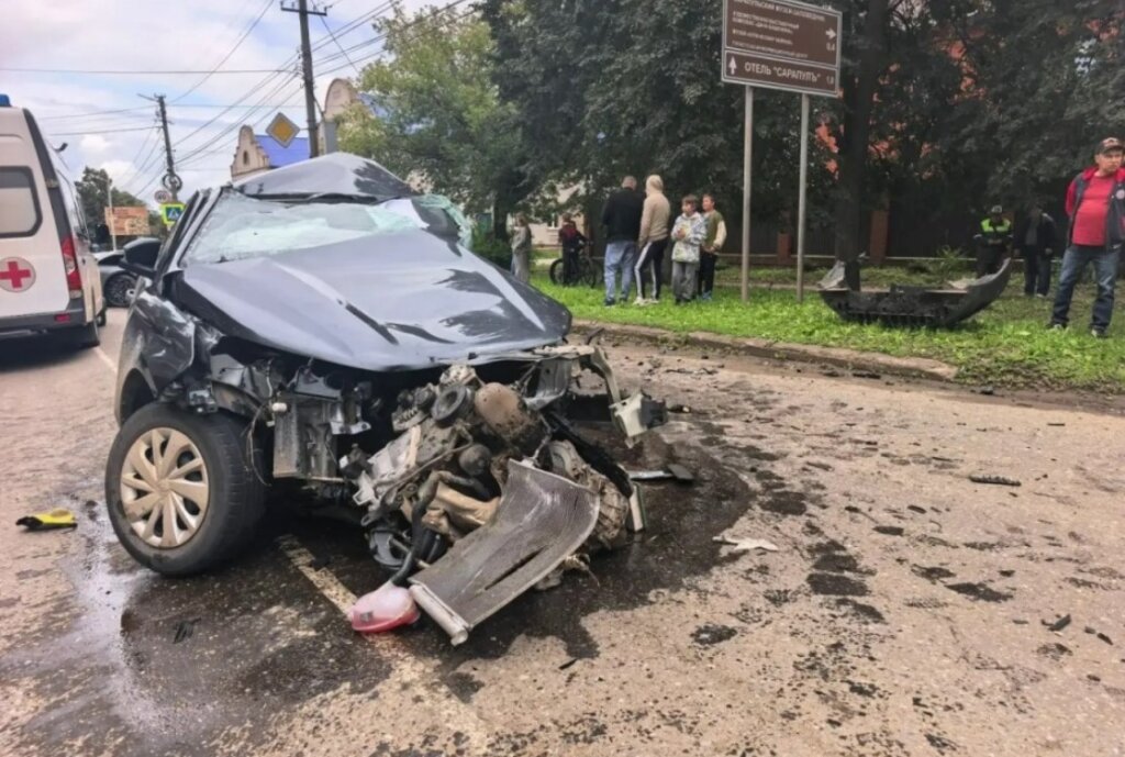 Lada Iskra и Audi столкнулись на перекрестке в Сарапуле: водитель «Лады» погиб