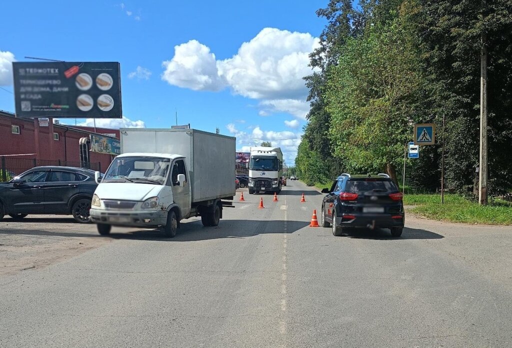 Сразу два автомобиля сбили пенсионерку на пешеходном переходе в Глазове