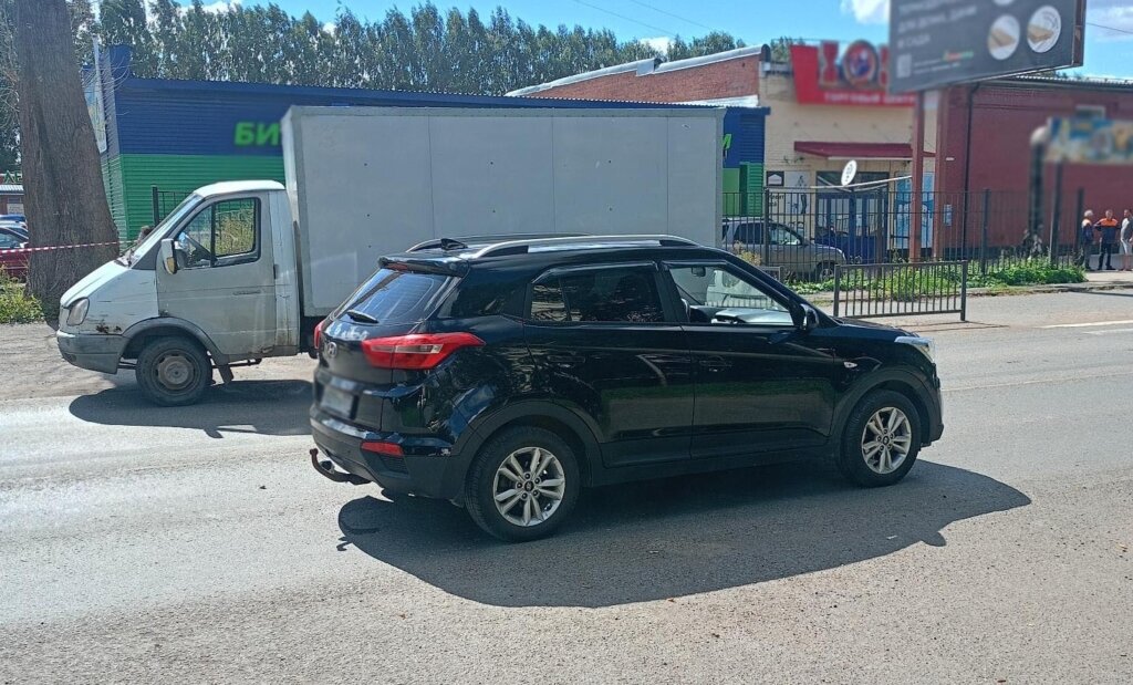 Сразу два автомобиля сбили пенсионерку на пешеходном переходе в Глазове