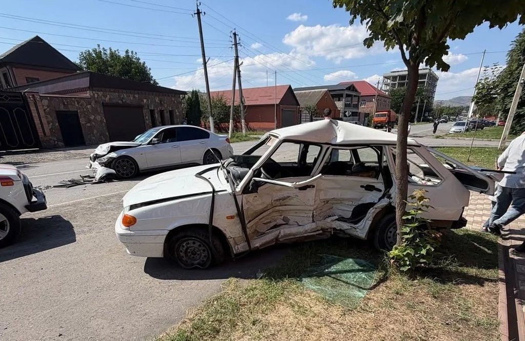 «Отец погиб, а сын — в тяжелом состоянии»: два автомобиля столкнулись на перекрестке в Сунже
