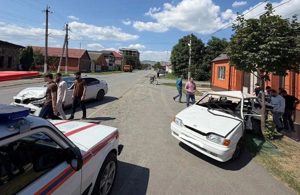 «Отец погиб, а сын — в тяжелом состоянии»: два автомобиля столкнулись на перекрестке в Сунже