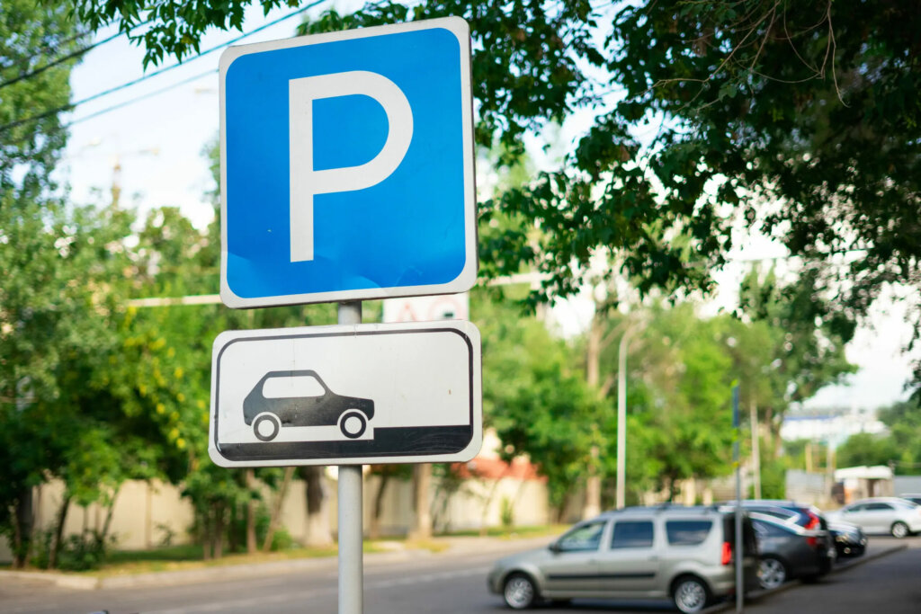 В Госдуме предложили заменить латинскую букву «P» на русскую «П» на знаках парковки