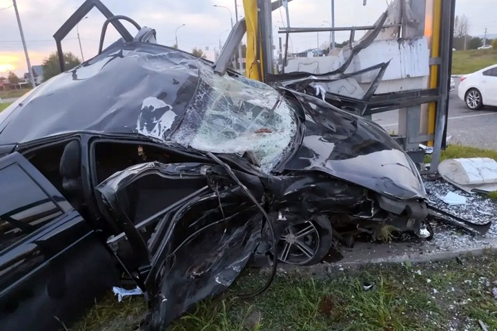 «Приора» врезалась в стелу АЗС в результате ДТП в Хакасии