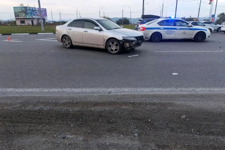 «Приора» врезалась в стелу АЗС в результате ДТП в Хакасии