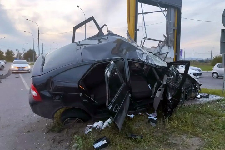 «Приора» врезалась в стелу АЗС в результате ДТП в Хакасии