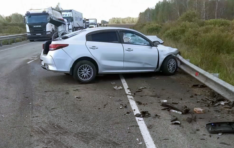 В Курганской области лоб в лоб столкнулись Toyota Land Cruiser и Kia Rio: погибла 20-летняя девушка