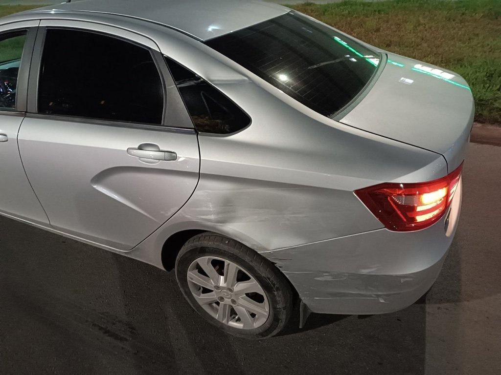 В Дзержинске подросток на питбайке двигался на заднем колесе, врезался в автомобиль и скрылся