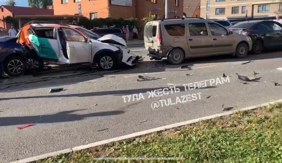 Девять автомобилей столкнулись на улице Дмитрия Ульянова в Туле