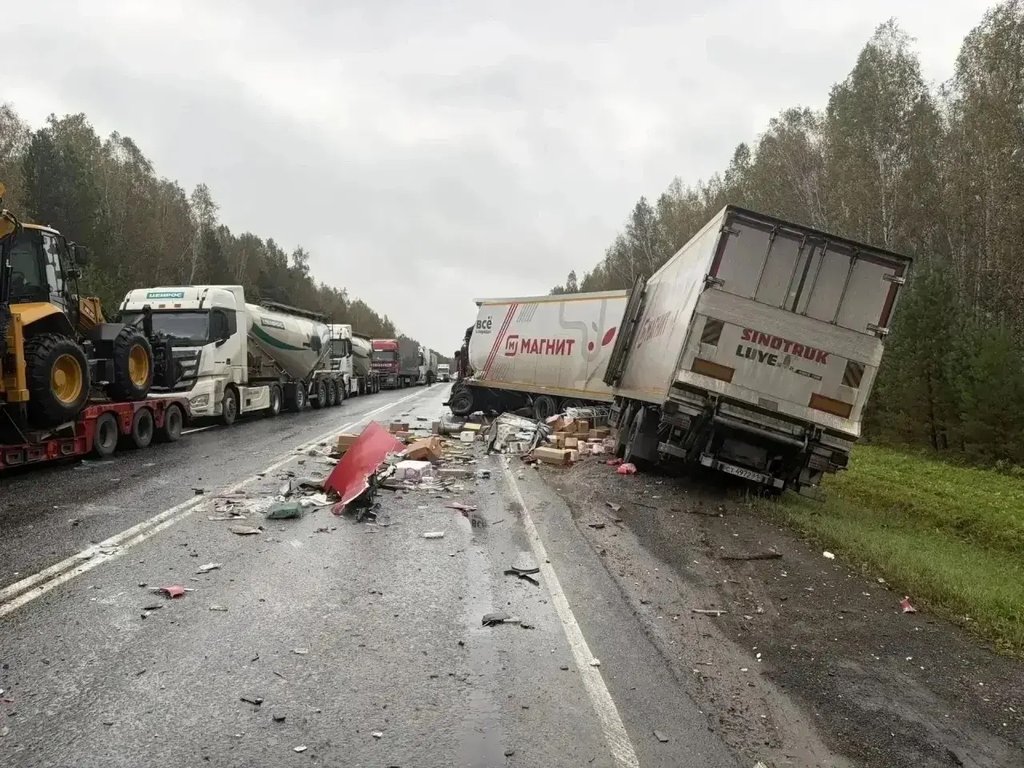 Два человека погибли в массовом ДТП на трассе «Сибирь» в Красноярском крае