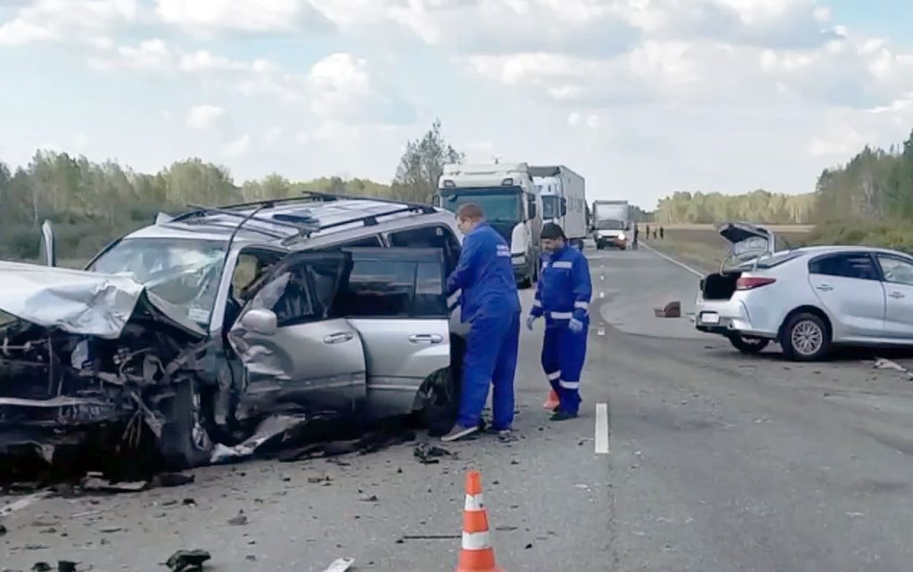 В Курганской области лоб в лоб столкнулись Toyota Land Cruiser и Kia Rio: погибла 20-летняя девушка